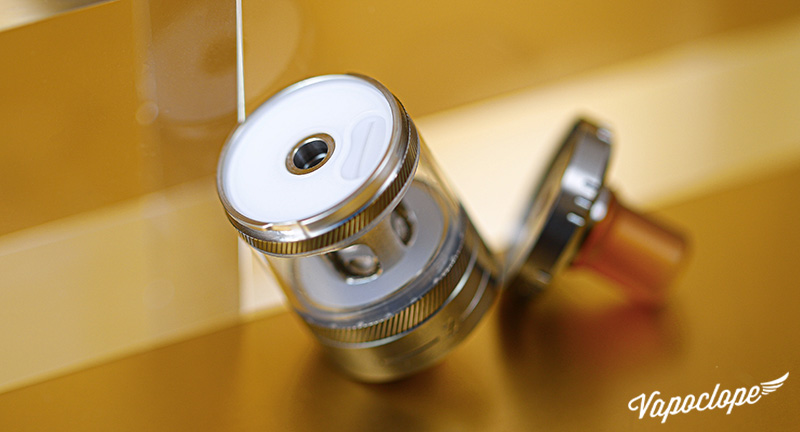 L'ouverture e-liquide du clearomiseur Zenith Minimal de chez Innokin